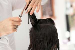 Scopri di più sull'articolo Sognare di tagliare i capelli: significato e interpretazione
