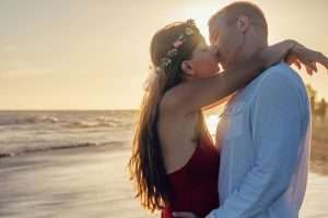 Scopri di più sull'articolo Sognare di baciare una ragazza: significati e interpretazioni