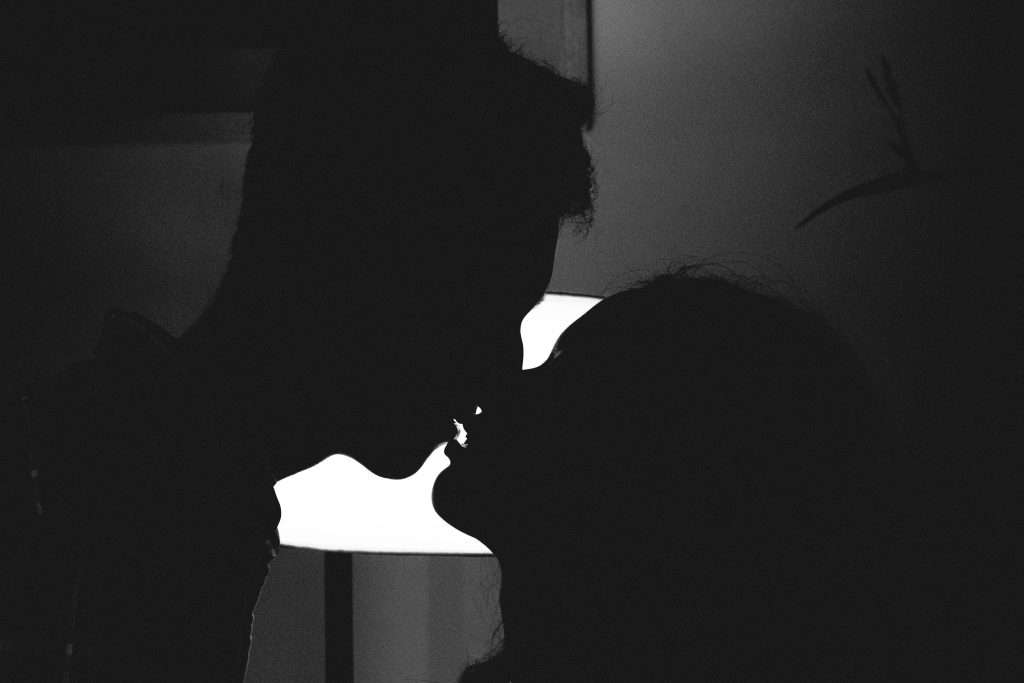 Scopri di più sull'articolo Sognare di baciare qualcuno: significato e interpretazione